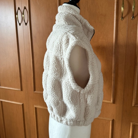 Faux fur vest - Picture 2 of 5